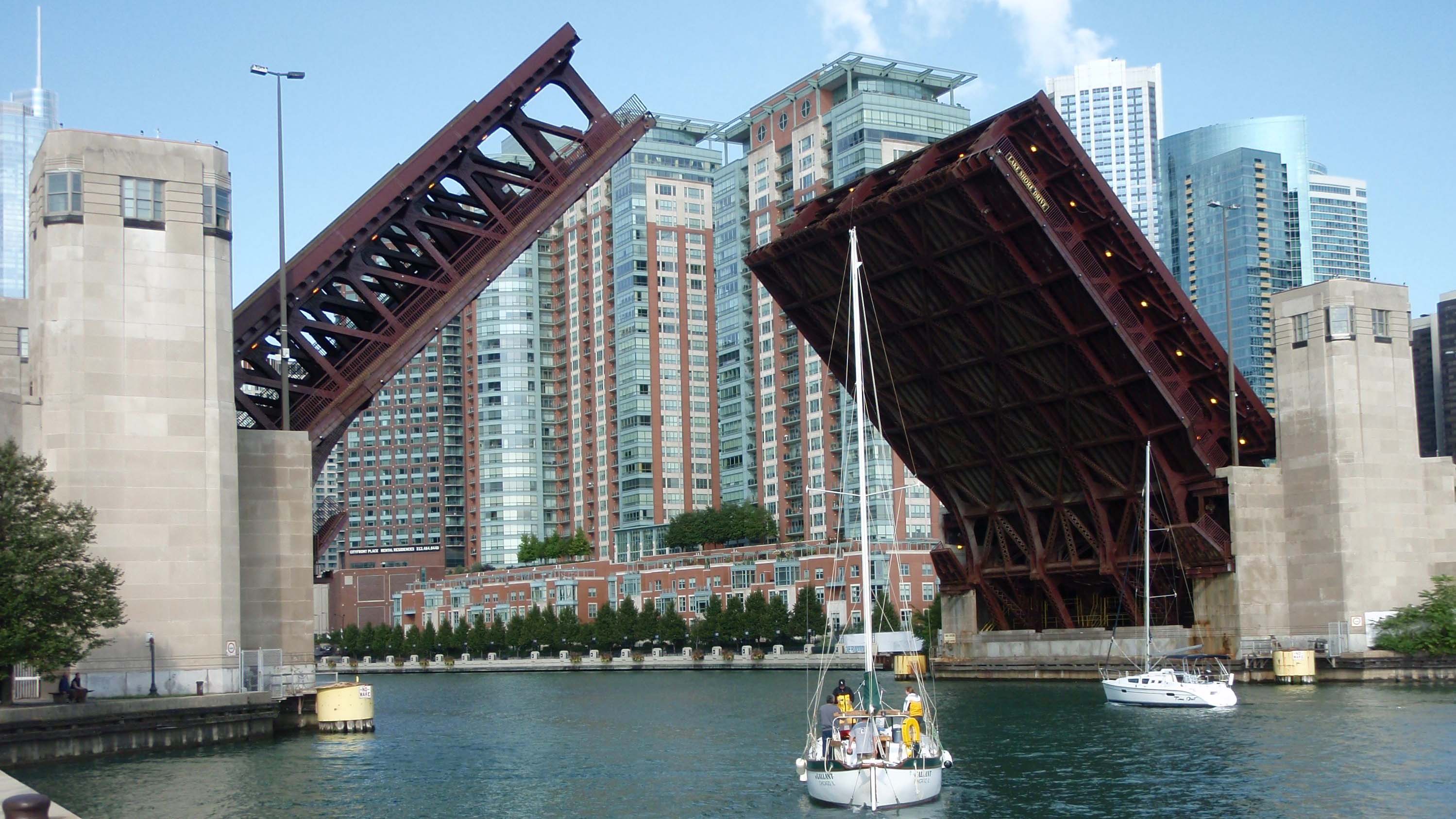 Experience Chicago's Bridge Lift Season